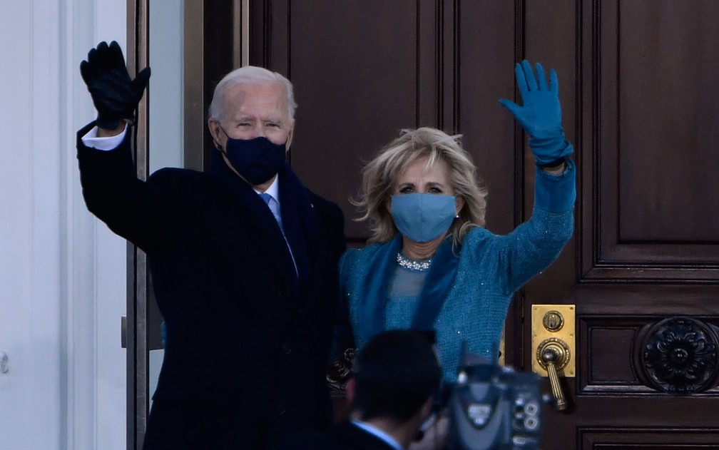 O presidente dos Estados Unidos, Joe Biden, e a primeira-dama, Jill, acenam ao chegar à Casa Branca, na tarde de quarta-feira (20) — Foto: Patrick T. Fallon/AFP 