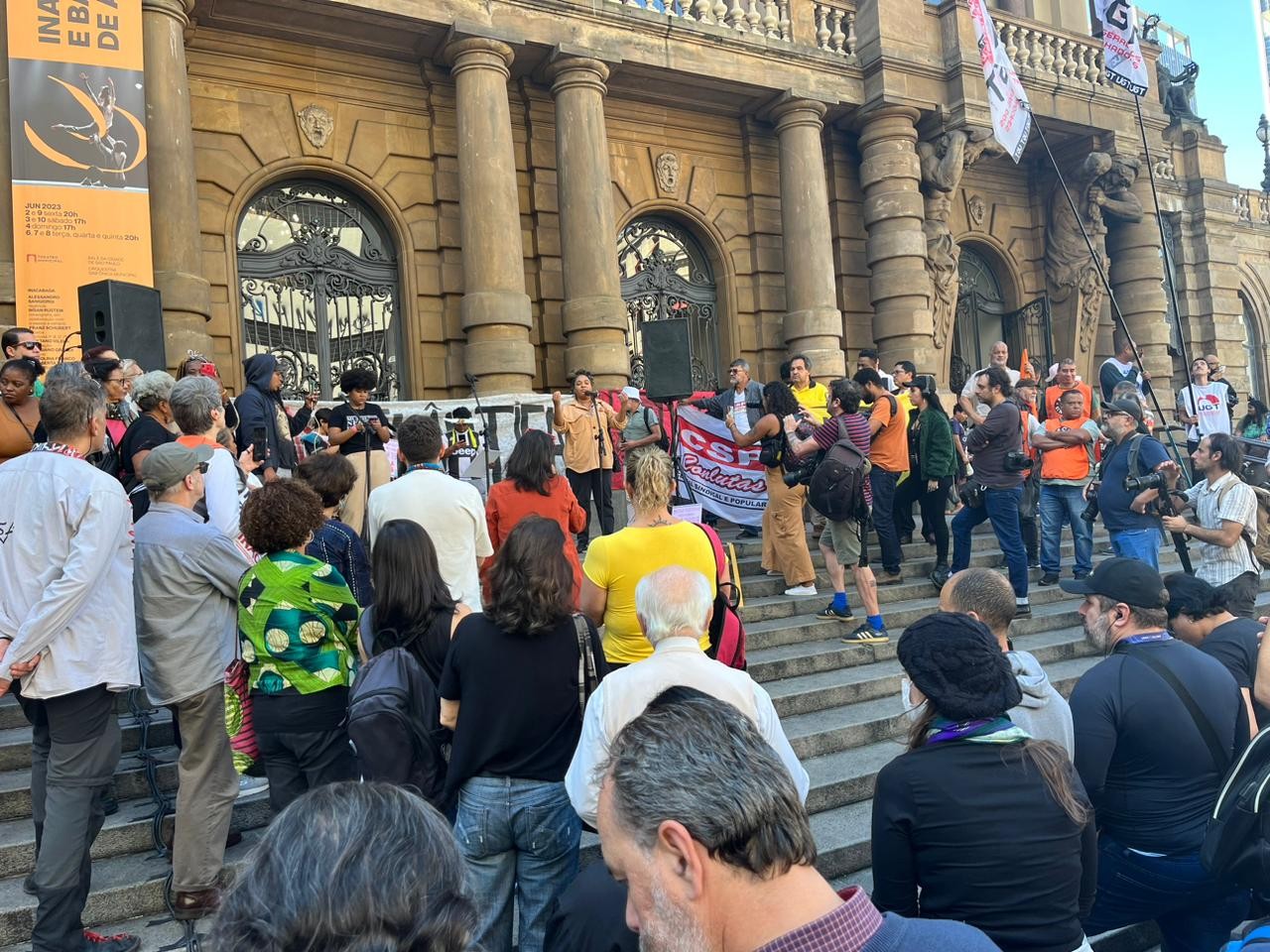 Daniela Mercury e Zélia Duncan participam de ato contra marco temporal no Theatro Municipal, no Centro de SP