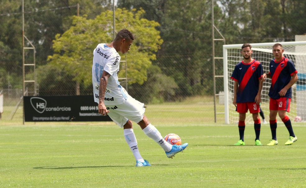 Diego Rosa em amistoso do time de transição contra o Atenas, do Uruguai — Foto: Rodrigo Fatturi / Grêmio FBPA