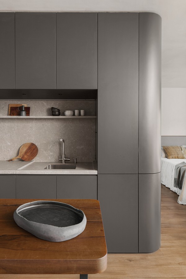 48 m² com marcenaria curva, tons de cinza a minimalismo (Foto: Carolina Lacaz @carolina.lacaz) 48 m² com marcenaria curva, tons de cinza a minimalismo (Foto: Carolina Lacaz @carolina.lacaz)