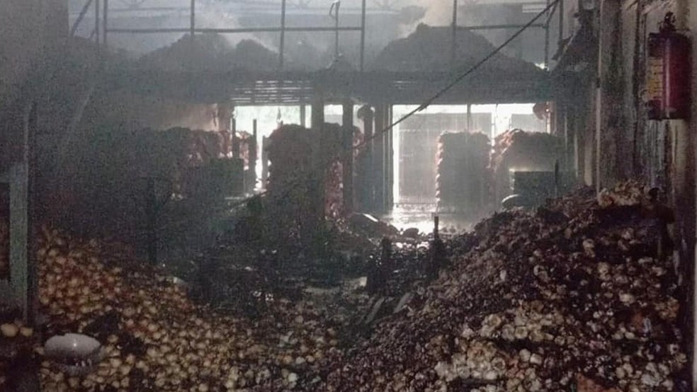 Incêndio destrói parte da estrutura da Ceasa em Maracanaú — Foto: TV Verdes Mares/Reprodução