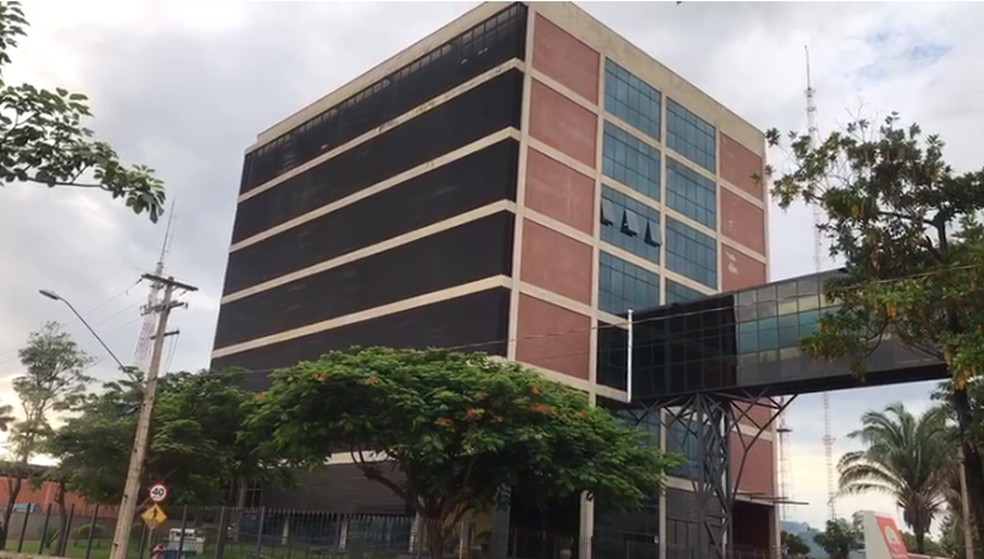 Anexo do prédio do TCE é alvo de investigação da Polícia Federal — Foto: TV Anhanguera/Reprodução
