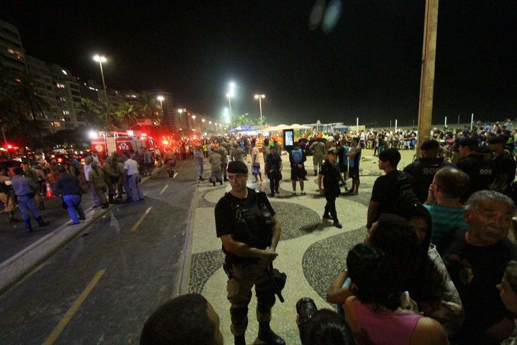 Pessoas se aglomeram no local em que carro invadiu o calçadão e orla da praia de Copacabana, no Rio (Foto: JOSE LUCENA/FUTURA PRESS/ESTADÃO CONTEÚDO)