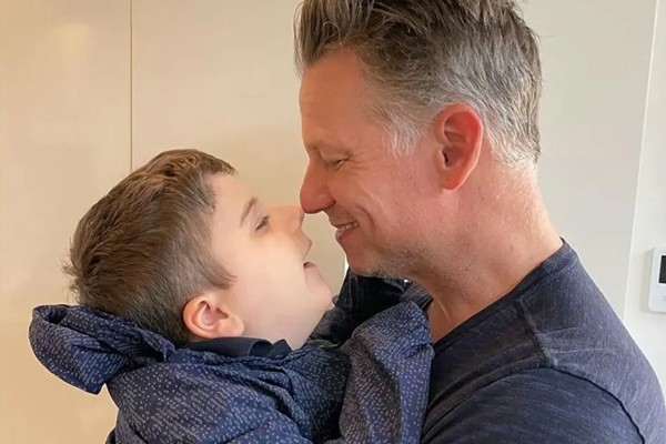 Richard Engel com seu filho, Henry (Foto: Reprodução / Instagram)