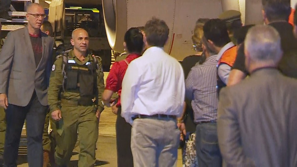 Governador Romeu Zema (Novo) recepcionou militares de Israel em aeroporto na Grande BH — Foto: Reprodução/TV Globo
