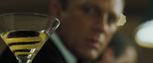 James Bond observa seu Vesper Martini, em cena de 'Casino Royale' (Foto: Reprodução)