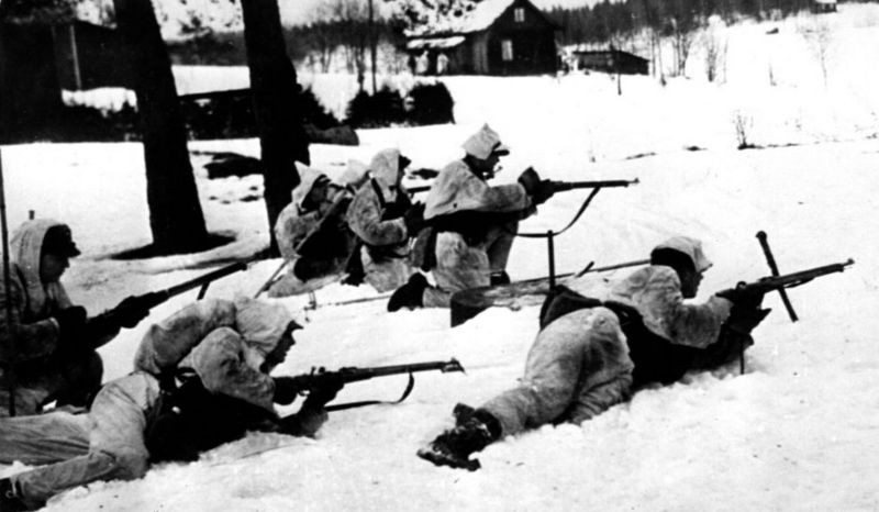 A Finlândia resistiu até março de 1940, mas perdeu sua província oriental da Carélia para a Rússia (Foto: Hulton Archive via BBC News)