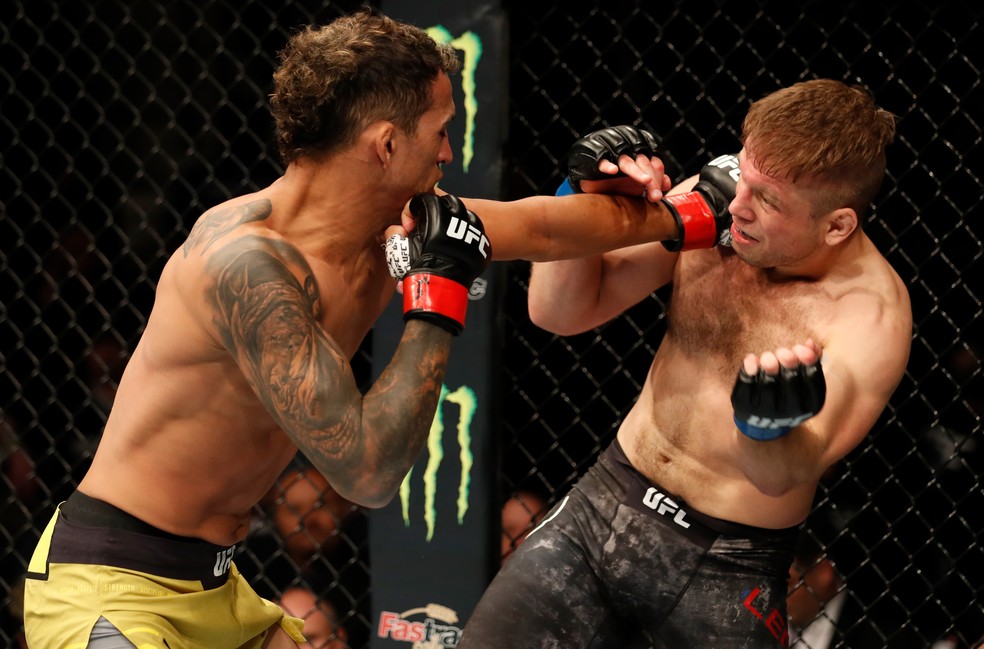 Charles do Bronx acerta um golpe na vitÃ³ria por nocaute tÃ©cnico sobre Nyk Lentz no UFC Rochester â?? Foto: Getty Images