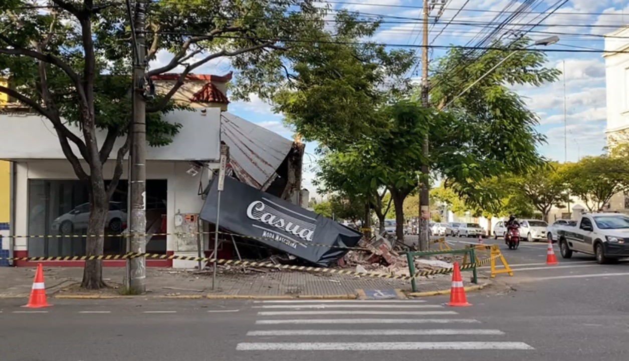Parte de loja de roupas desaba em Uruguaiana; ninguém ficou ferido