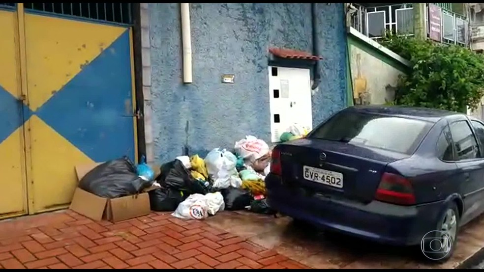 Lixo perto das casas em São João de Meriti, na Baixada Fluminense (Foto: Reprodução/ TV Globo)