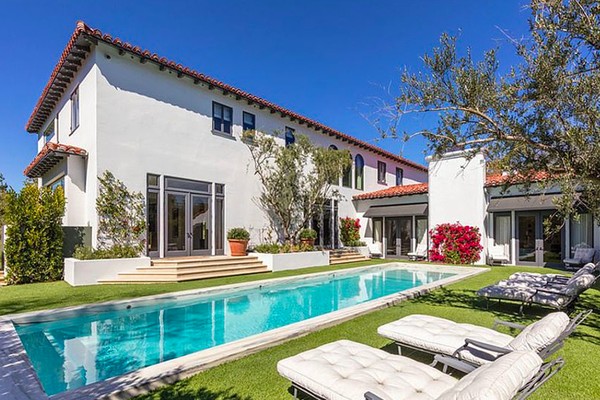 A atriz Lori Loughlin e o empresário Mossimo Giannulli venderam a mansão pela qual estavam pedindo mais de 152 milhões de reais (Foto: Divulgação)