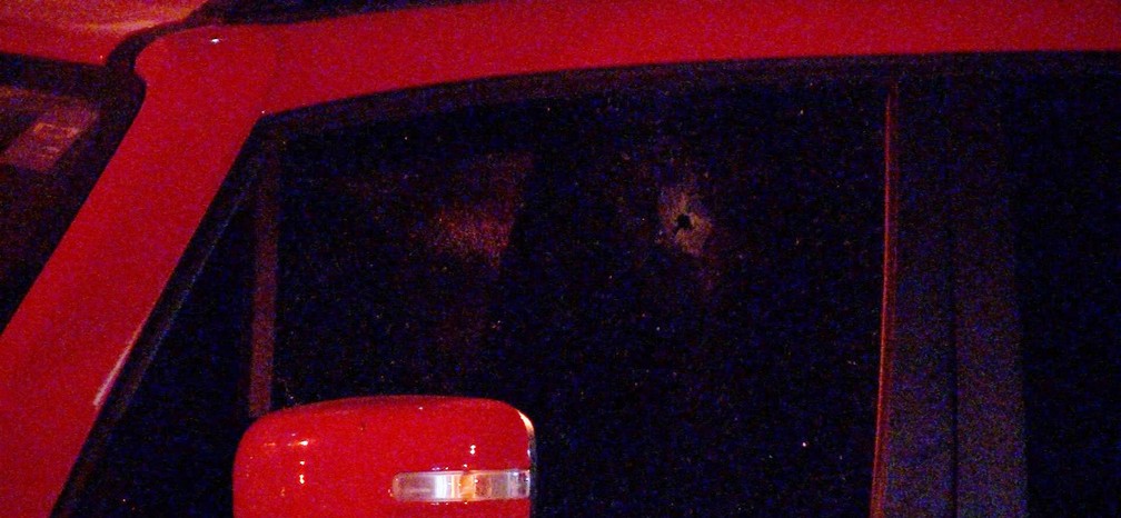 Marca de tiro mostra local onde o assaltante atirou contra a vítima — Foto: TV Centro América