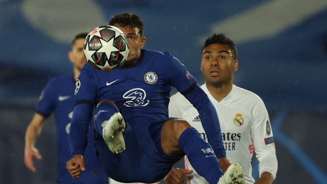 Observado por Casemiro, Thiago Silva tenta dominar bola durante Real Madrid 1 x 1 Chelsea
