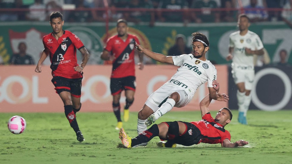Scarpa chuta banco de reservas após ser substituído no empate do Palmeiras