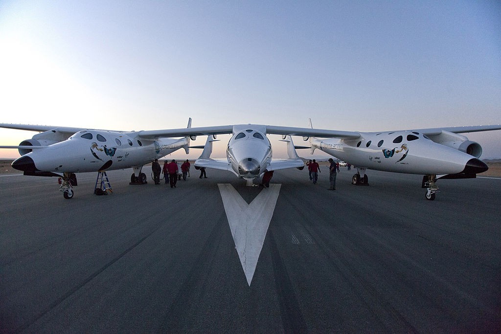 MOJAVE, CA - APRIL 29:  (EXCLUSIVE COVERAGE) (EDITORIAL USE ONLY, NO SUBJECT SPECIFIC TV BROADCAST DOCUMENTARIES OR BOOK USE)  Virgin Galactic WhiteKnight2 carries SpaceShip2 for the first rocket powered flight (PF01) since the beginning of the program th (Foto: Getty Images)
