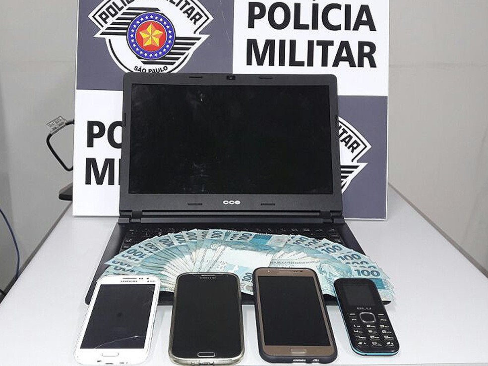 Com o suposto proprietário da droga foram apreendidos celuares, mais de R$ 3 mil e um notebook (Foto: Polícia Militar/Cedida)