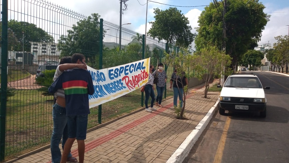 Profissionais realizaram protesto em frente ao prédio da Seduc — Foto: Divulgação