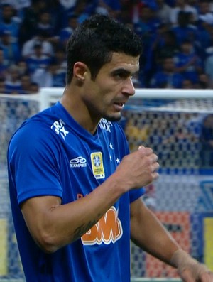 Egídio não tem lesão detectada, mas ainda é dúvida para pegar Flamengo