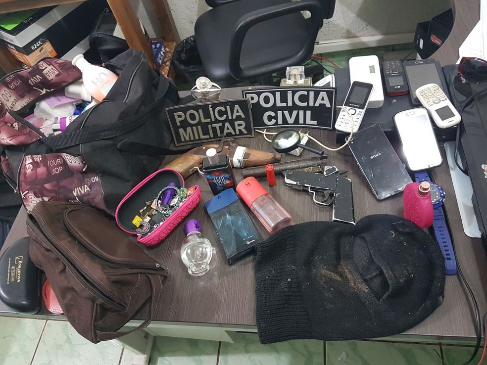 Polícia apreendeu armas, celulares e objetos utilizados em assaltos pela quadrilha (Foto: Divulgação/Polícia Civil)