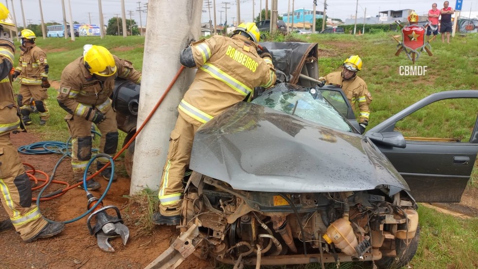 CBMDF socorre vítimas de colisão entre carro e poste, na BR-070, no DF — Foto: CBMDF/Divulgação