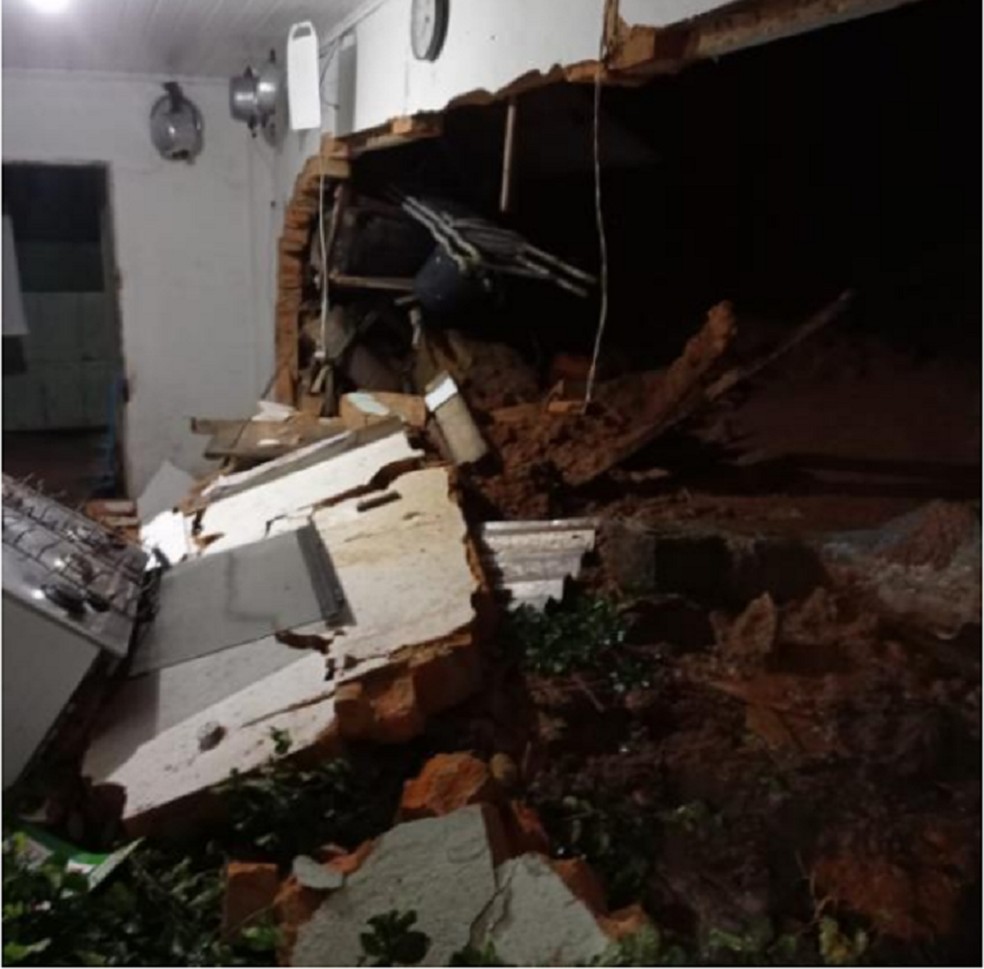 Deslizamento de terra atingiu casa em Santa Leopoldina neste domingo (27) — Foto: Defesa Civil/Divulgação