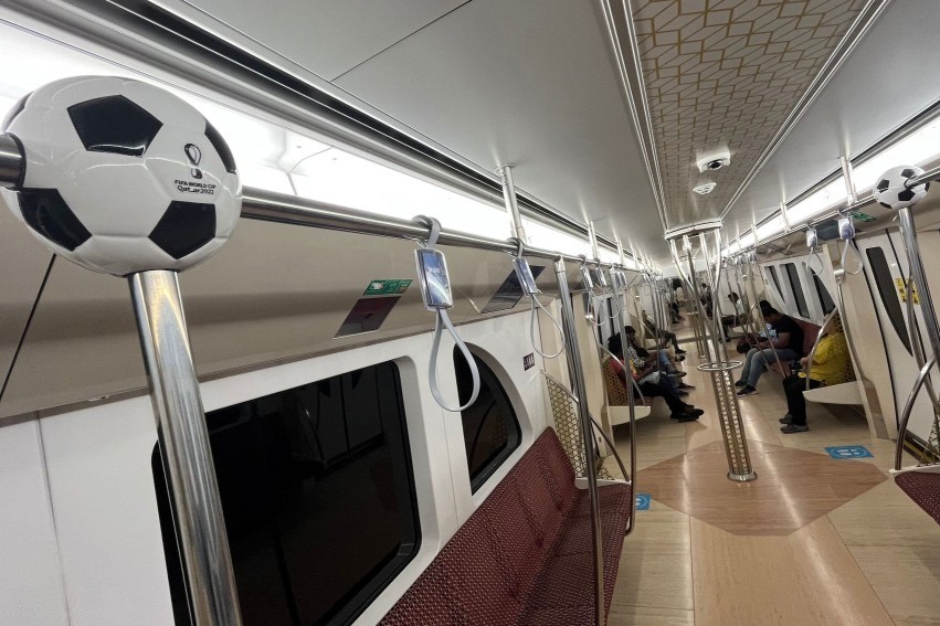 Turistas no metrô de Doha, no Catar — Foto: Giuseppe CACACE / AFP