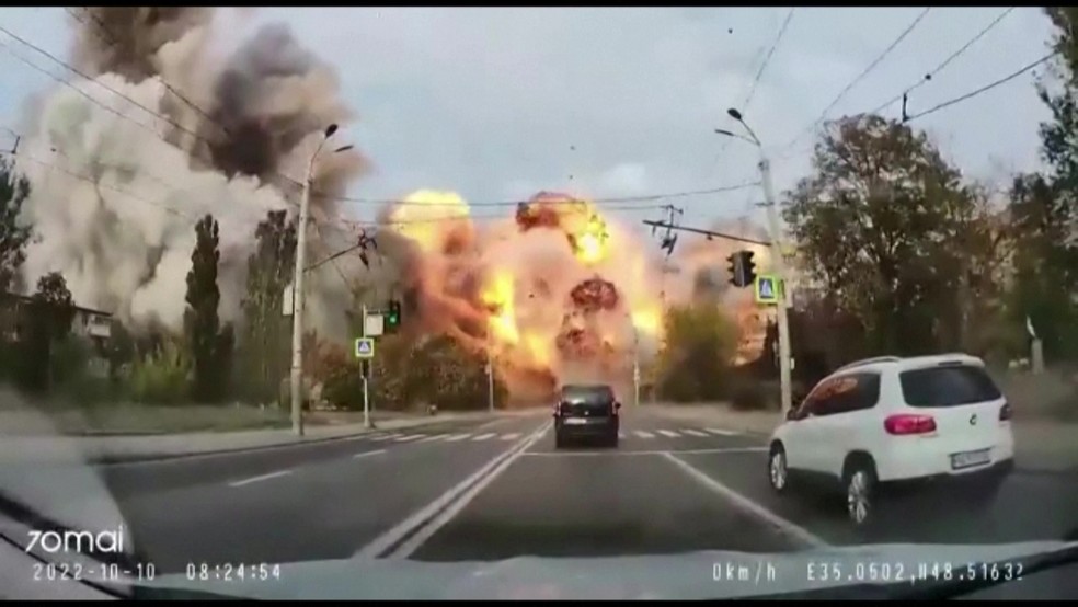 Uma câmera no painel de um veículo capturou o momento em uma explosão atingiu a cidade de Dnipro, na Ucrânia — Foto: Ministério das Relações Exteriores da Ucrânia/Reprodução