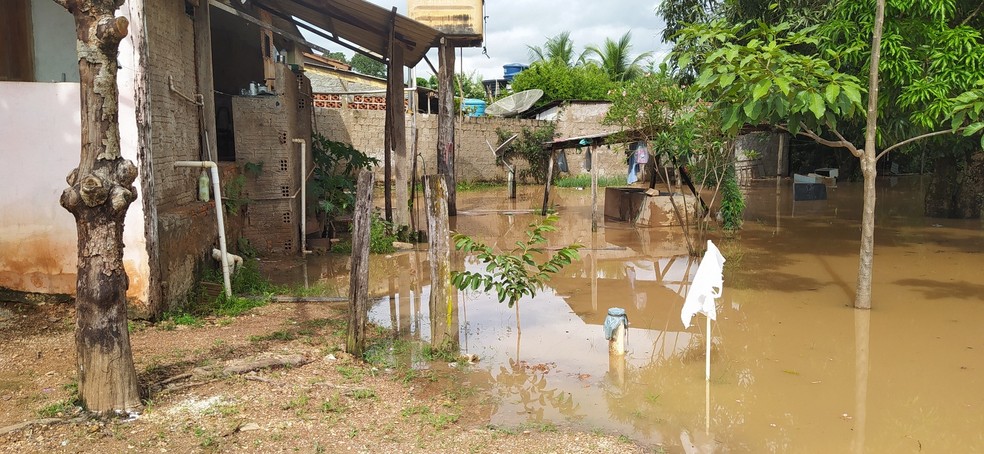 Chuva alaga bairros e deixa moradores ilhados em Paranatinga (MT) — Foto: Paratinga News/Reprodução