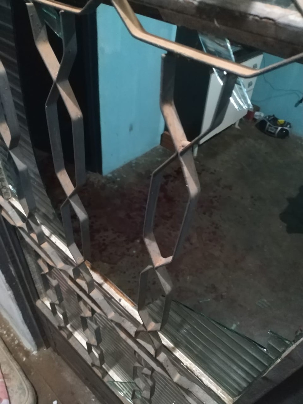 Homem socou porta de vidro e ficou gravemente ferido em Martinópolis — Foto: Polícia Militar 