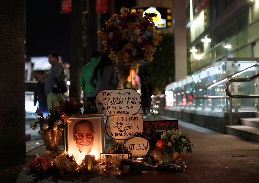 Fãs de Stan Lee prestam homenagem em Calçada da Fama, em Hollywood — Foto: REUTERS/Mario Anzuoni