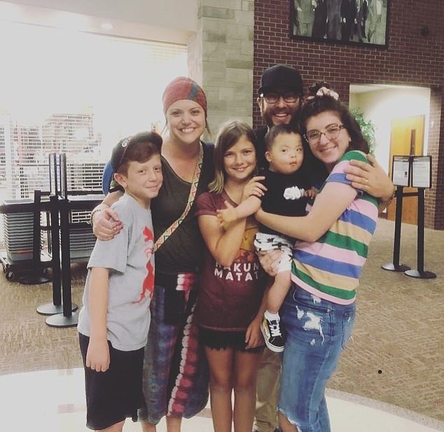 A família Simmons no aeroporto (Foto: Arquivo pessoal)