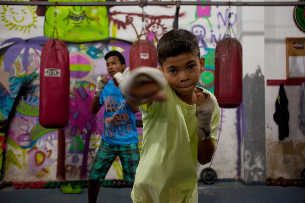 Children, young men training at Boxing school Instituto Todos Na Luta (Everyone in the struggle institute), set up by Raff Giglio in Vidigal. Since pacification in 2011, Vidigal has slowly become known as what some call a 'model favela,' seen as the safes (Foto: In Pictures via Getty Images)