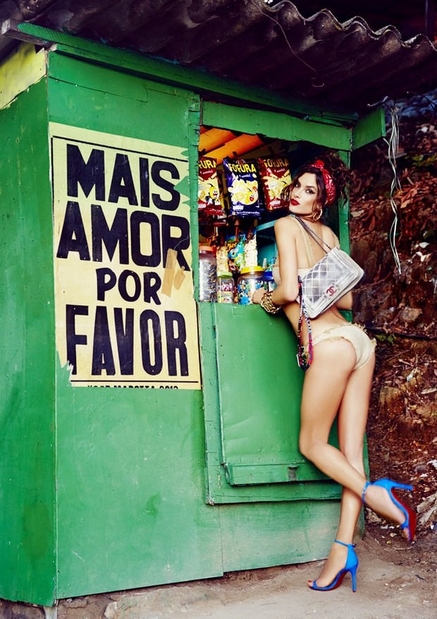 Alessandra Ambrosio foi até favela do Vidigal, no Rio de Janeiro, posar para a september issue de 2014 da Vogue Brasil (Foto: Ellen von Unwerth/Arquivo Vogue)