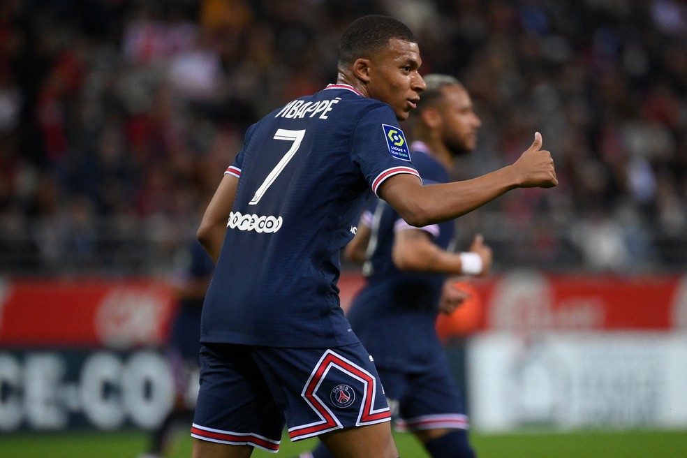 Mbappé durante Reims x PSG. Francês marcou dois gols no domingo — Foto: AFP