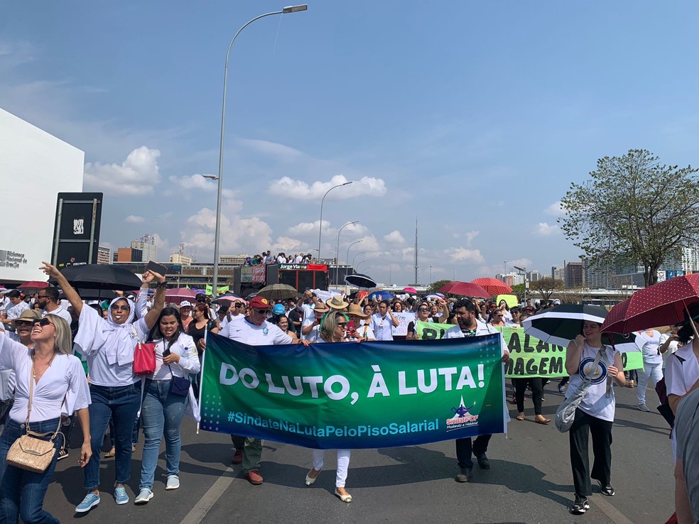 Protesto de profissionais de enfermagem contra suspensão do piso salarial, em Brasília — Foto: Brenda Ortiz/g1