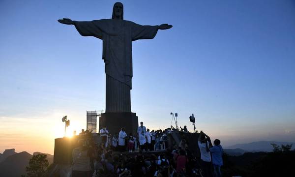 Pessoas são vacinadas contra a Covid-19 aos pés do Cristo Redentor, no Corcovado, no Rio de Janeiro