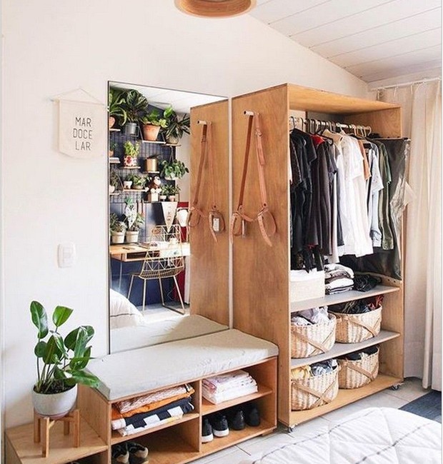 Portas de armário foram removidas para transformá-lo em uma arara de roupas (Foto: Reprodução/Pinterest)
