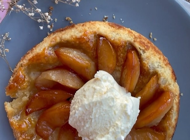 Receita vegana de tarti tatin, a torta invertida de maçã, é fácil de fazer (Foto: Ca Botelho / Casa e Jardim / Reprodução)