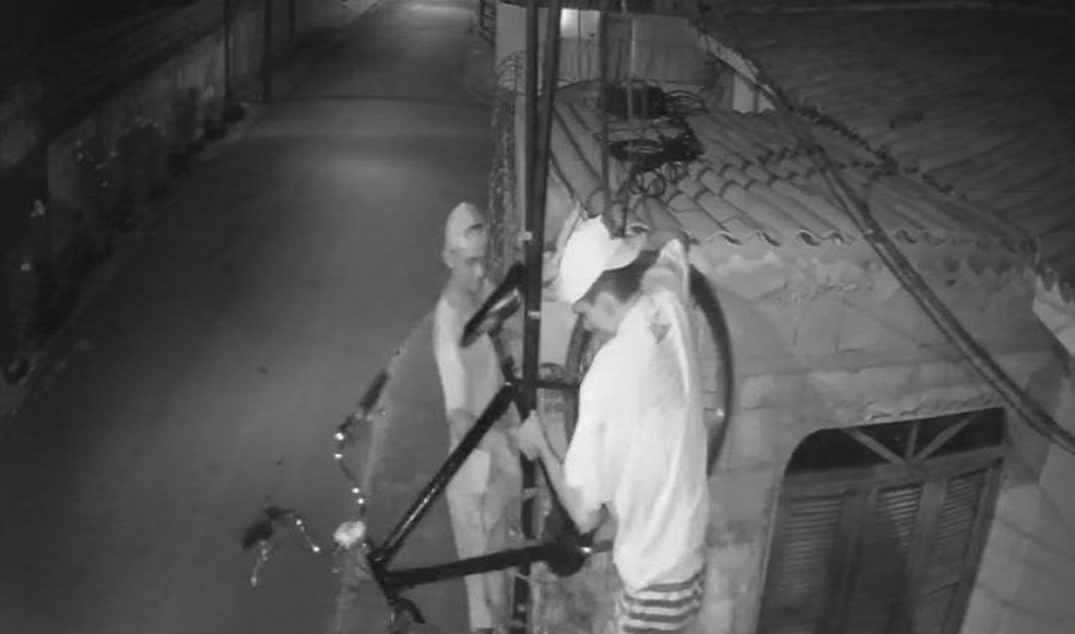 Homens retiram bicicleta por cima de muro durante furto em mercearia em Fortaleza. — Foto: Reprodução
