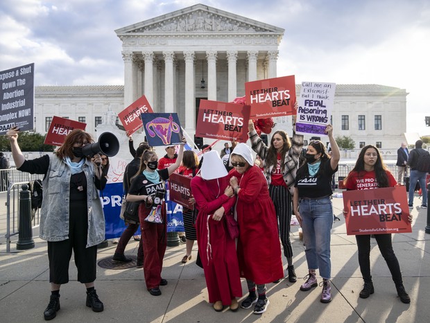 Protesto na frente da Suprema Corte, nos EUA, em novembro de 2021, que reuniu pessoas contrárias e a favor do aborto (Foto:  Drew Angerer/Getty Images)