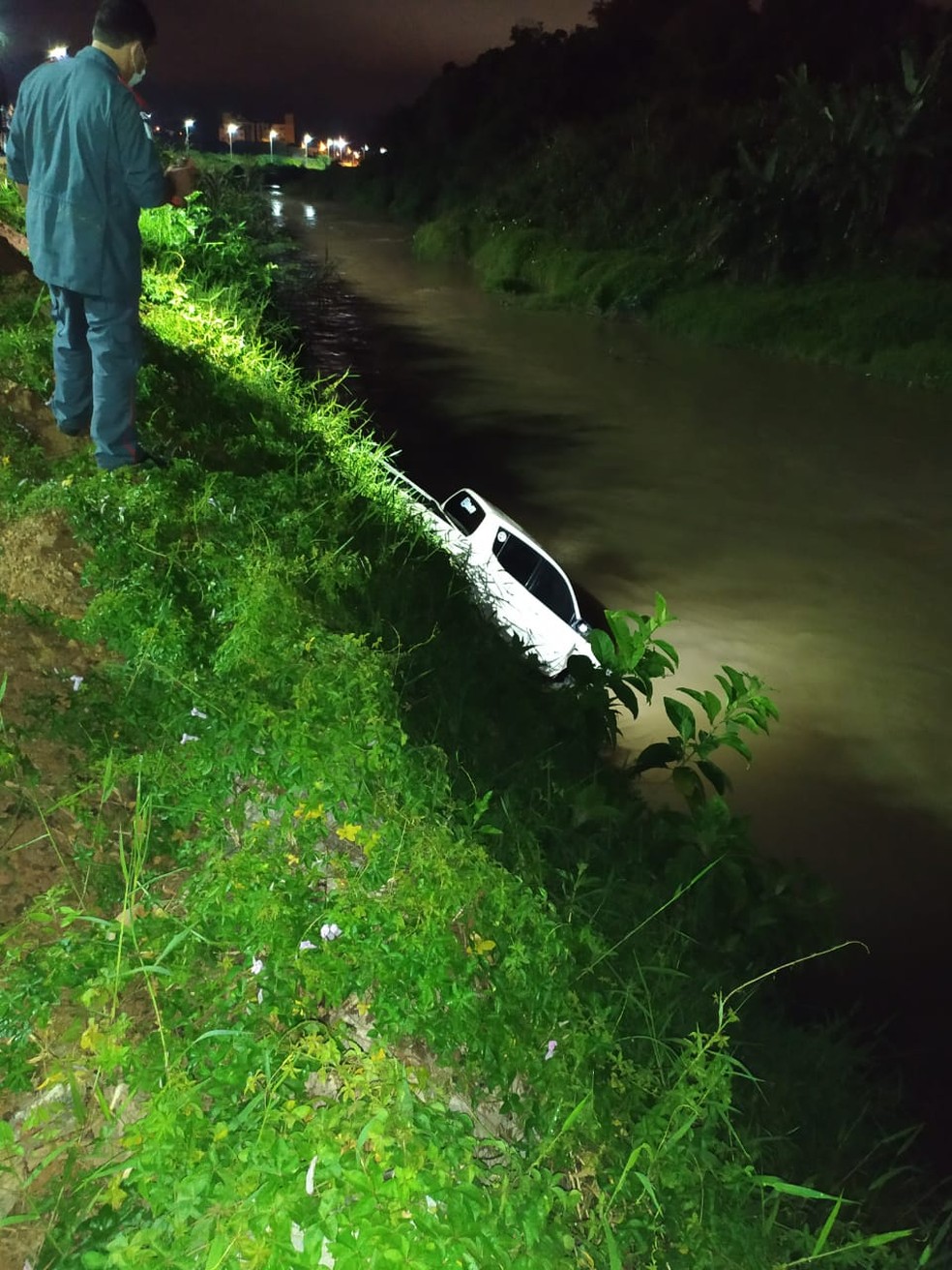 Carro é guinchado de rio em Brusque — Foto: Corpo de Bombeiros/Divulgação