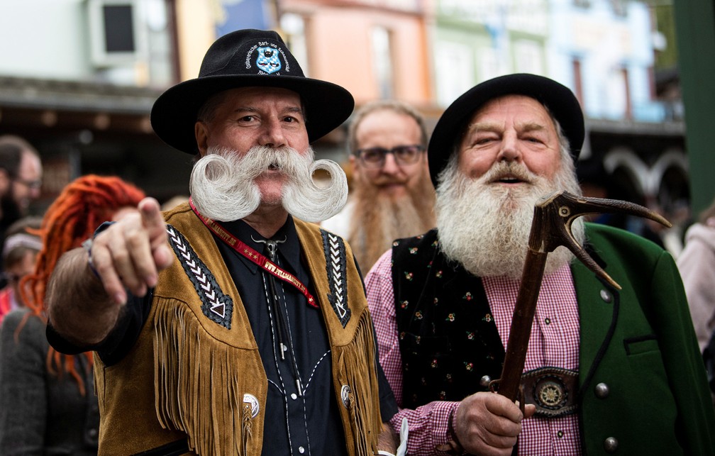 Participantes do Campeonato Alemão de Bigode e Barba, realizado neste sábado (23) em Eging am See, na Alemanha — Foto: Lukas Barth/Reuters