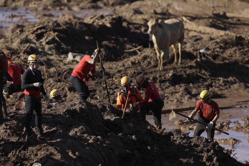 Bombeiros seguem com trabalho de buscas por vítimas e sobreviventes em Brumadinho — Foto: Leo Correa/AP