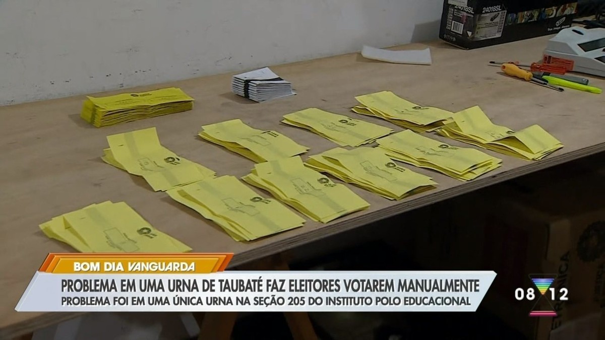 Eleitores votam em cédulas de papel após falha em urna eletrônica em Taubaté, SP