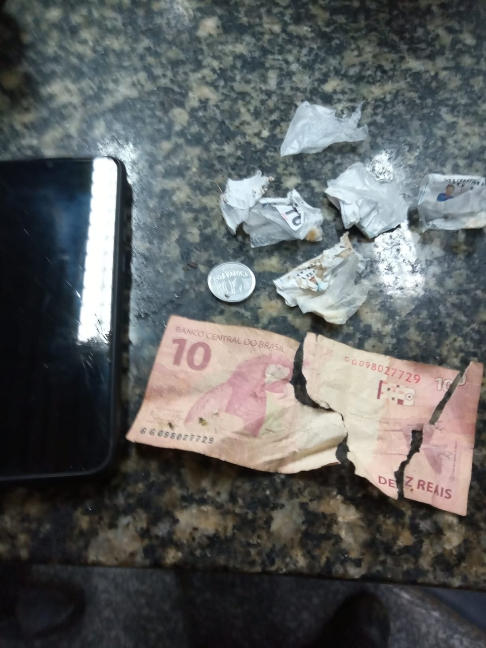 Preso tentou engolir drogas e dinheiro quando avistou a polícia em Cabo Frio — Foto: Divulgação/PM