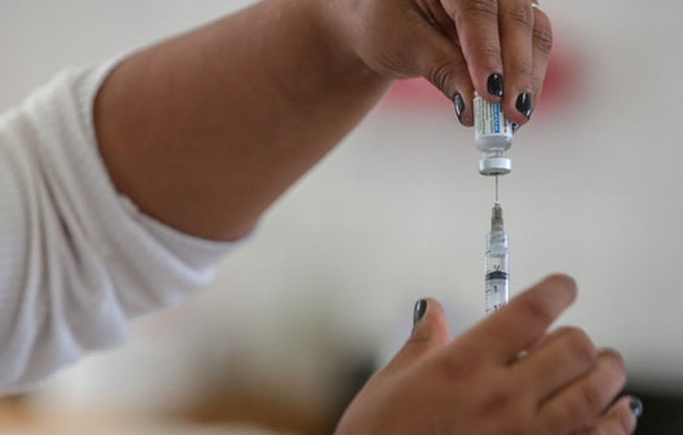 Profissional da saúde prepara vacina contra Covid-19 — Foto: Divulgação/Prefeitura de Praia Grande