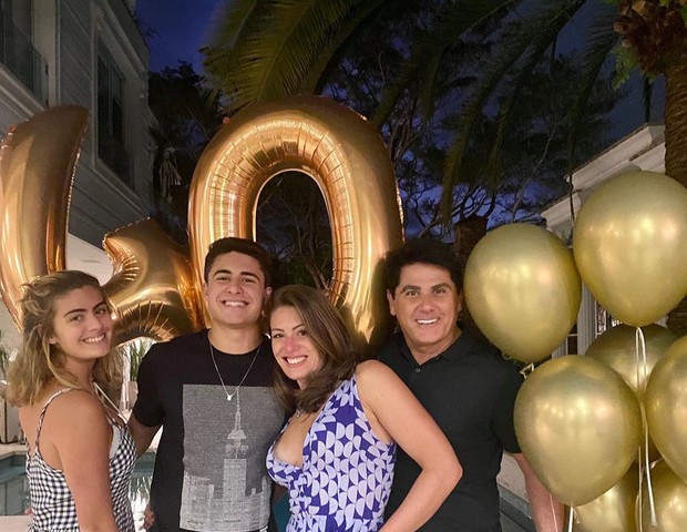Elaine Mickely celebra aniversário com festa com marido, César Filho, e filhos (Foto: Reprodução)