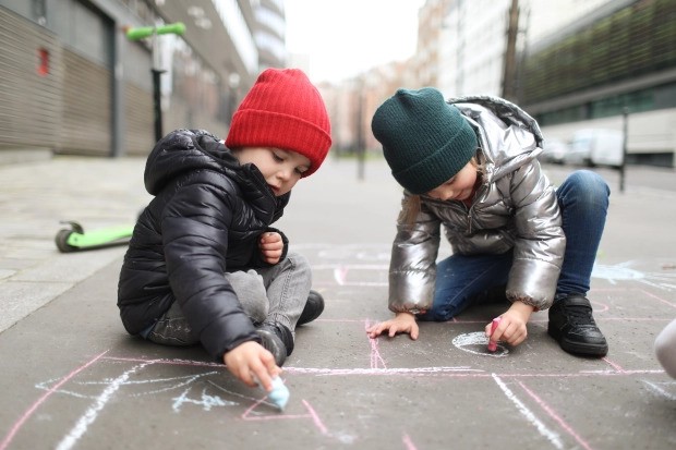 Mãe diz que os vizinhos estão acostumados com os desenhos de giz dos filhos no chão (Foto: Reprodução/Getty Images)