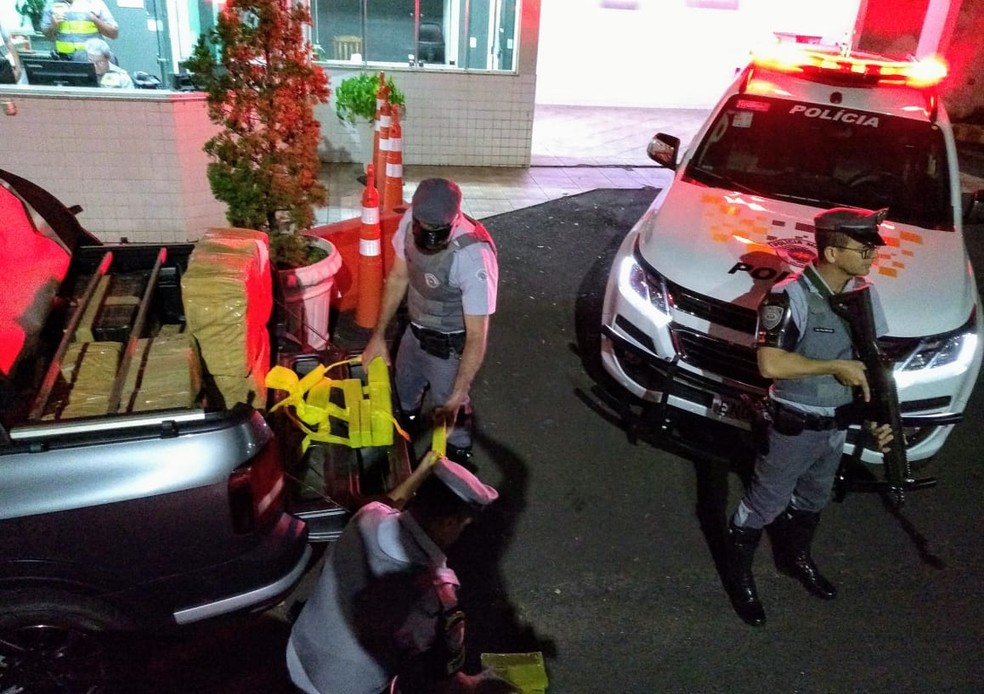 Três pessoas foram presas em flagrante por tráfico de drogas após abordagem na SP-294 em Gália — Foto: Polícia Rodoviária/Divulgação