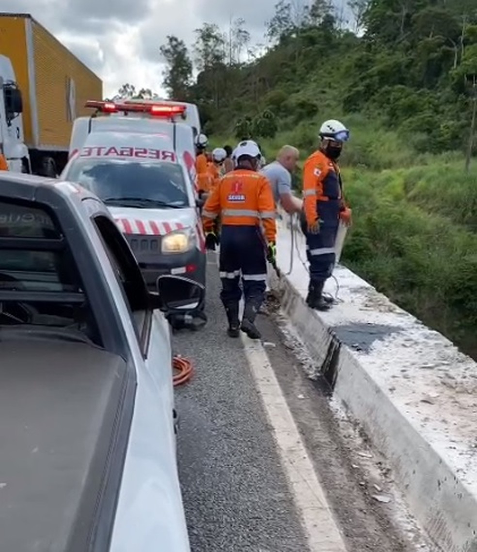 Resgate está sendo feito em João Monlevade na tarde desta quarta (13). — Foto: Redes sociais